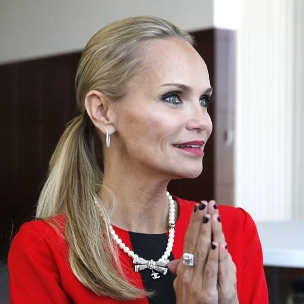 Kristen Chenoweth gets honorary doctorate.