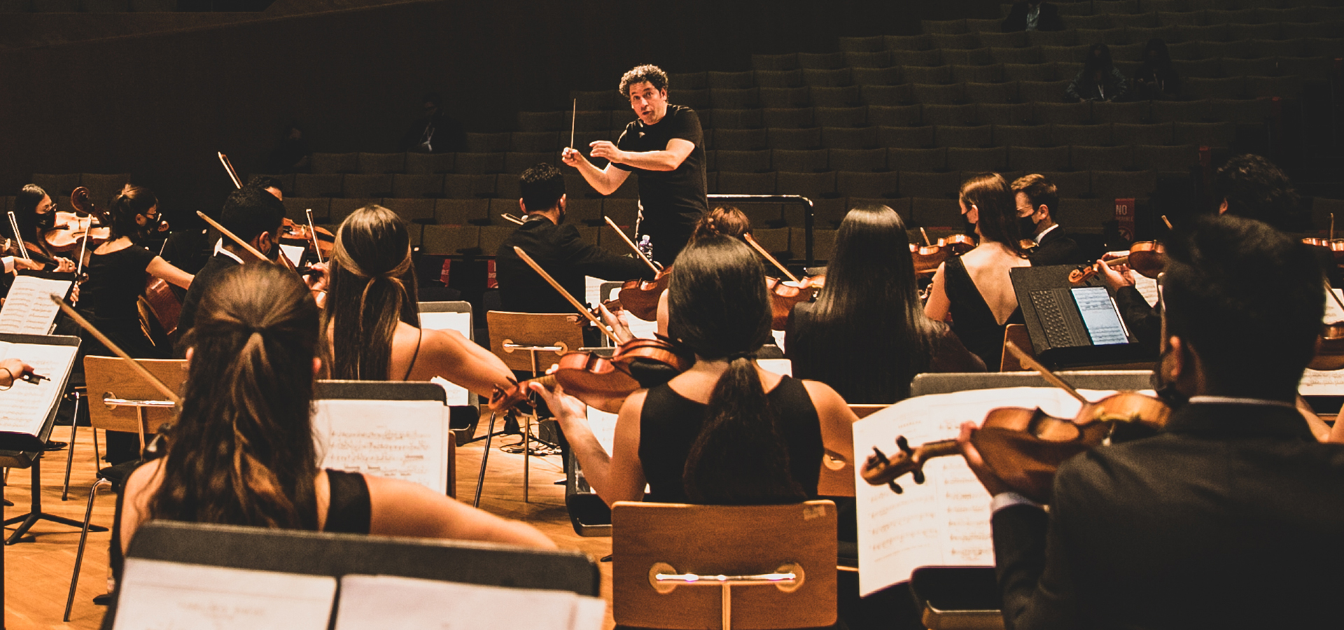 Gustavo Dudamel conducts Encuentros Orchestra