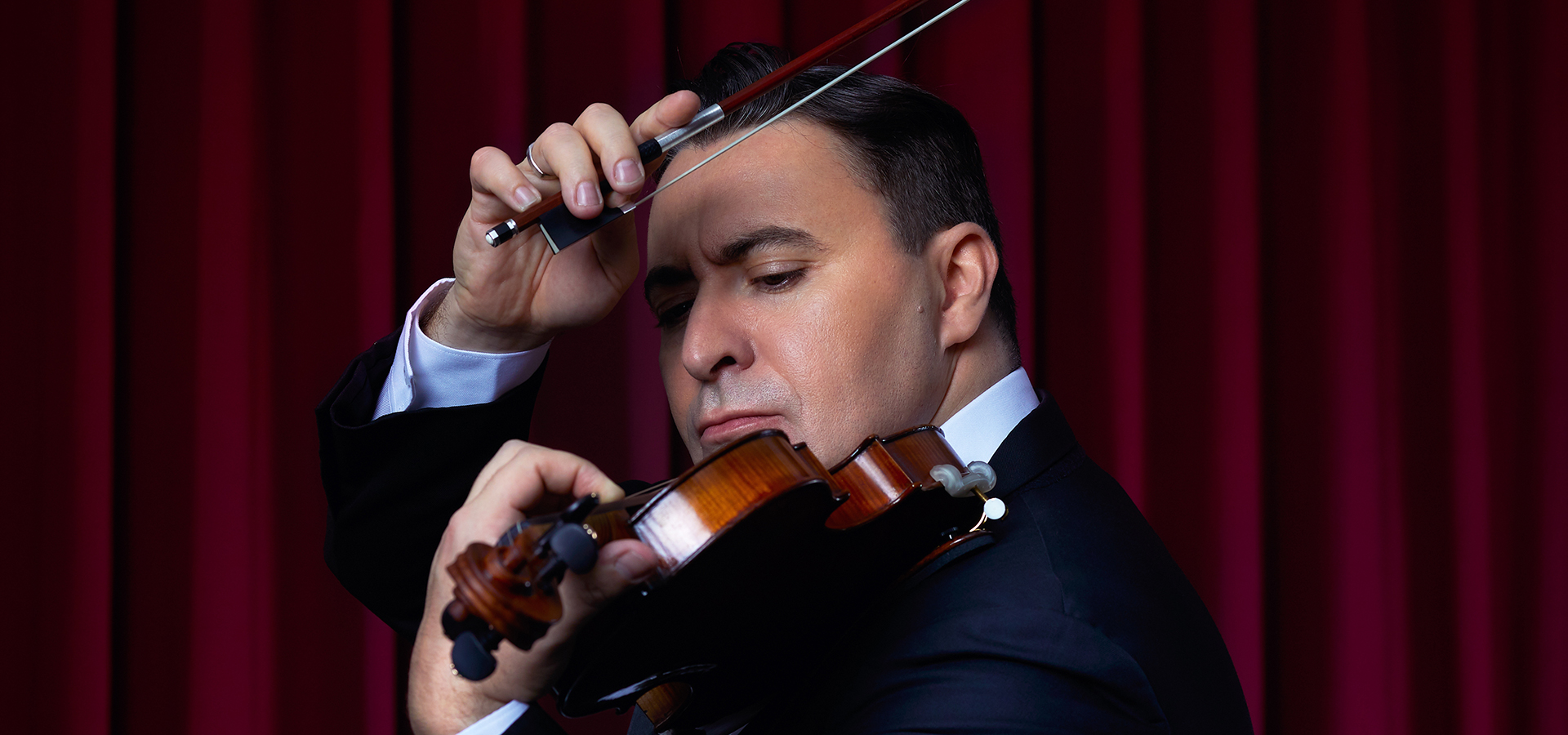 Maxim Vengerov playing violin